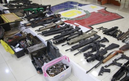 <p>Seized BIFF firearms in Maguindanao <em><strong>(Photo by 6ID)</strong></em></p>